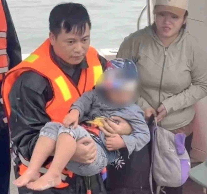Biên phòng vượt bão đưa cháu bé sốt cao từ đảo Trí Nguyên vào đất liền cấp cứu