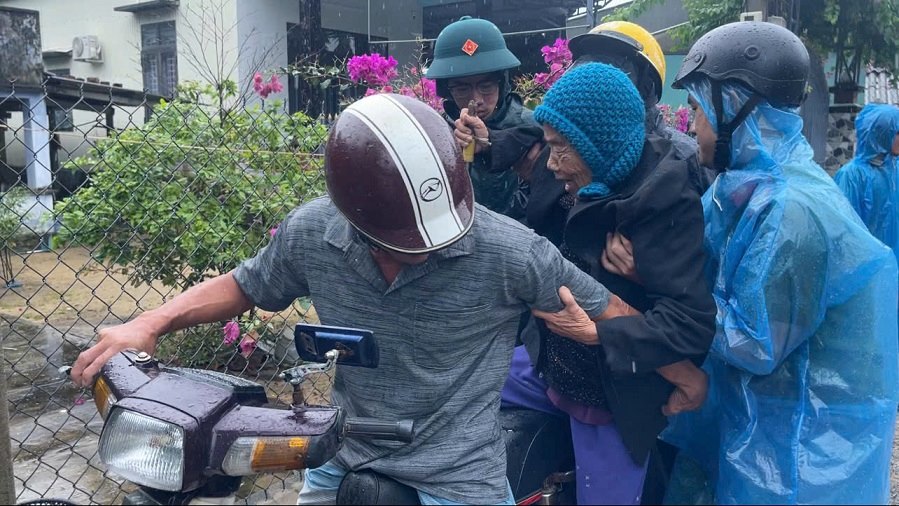 Lực lượng chức năng phường Sa Huỳnh sơ tán người dân đến nơi tránh trú bão số 13. Ảnh: Viên Nguyễn