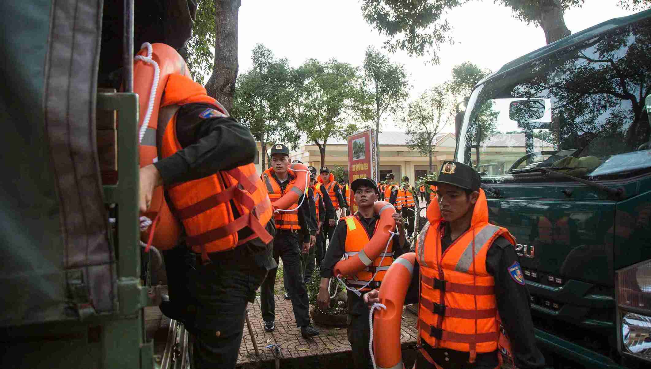 Lực lượng chức năng được trang bị đầy đủ lên đường hỗ trợ bà con. Ảnh: Công an cung cấp