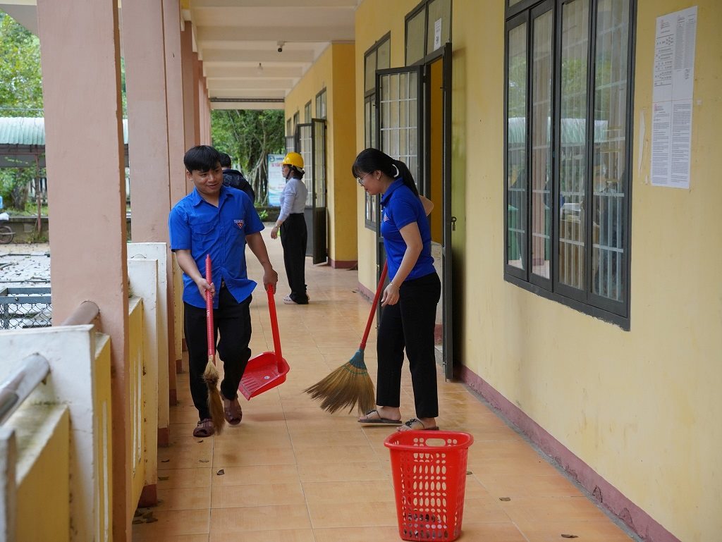 Đoàn viên thanh niên, dân quân tự vệ... xã Sơn Hạ khẩn trương dọn dẹp các phòng học tại Trường THPT Quang Trung để đón bà con nhân dân vùng nguy cơ sạt lỡ đến ở tạm thời trong thời gian mưa bão. Ảnh: UBND xã Sơn Hạ