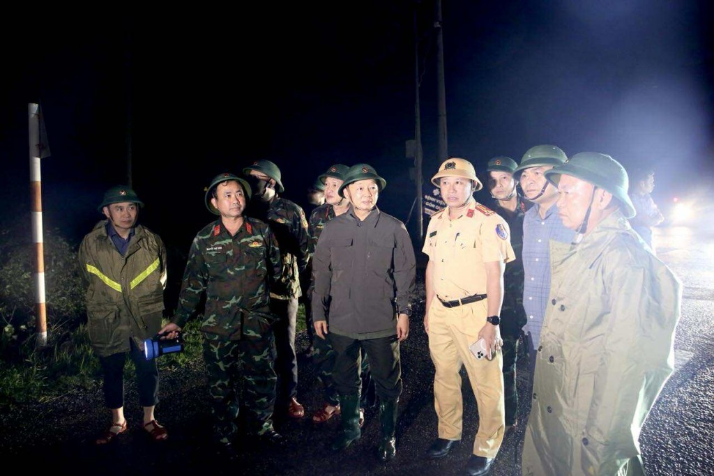 Dự kiến, thống kê ban đầu về thiệt hại do bão số 13 gây ra và các phương án khắc phục sẽ được các địa phương báo cáo trong cuộc họp của Sở Chỉ huy tiền phương vào đầu giờ sáng mai (7/11) - Ảnh: VGP/Minh Khôi Dự kiến, thống kê ban đầu về thiệt hại do bão số 13 gây ra và các phương án khắc phục sẽ được các địa phương báo cáo trong cuộc họp của Sở Chỉ huy tiền phương vào đầu giờ sáng mai (7/11) - Ảnh: VGP/Minh Khôi