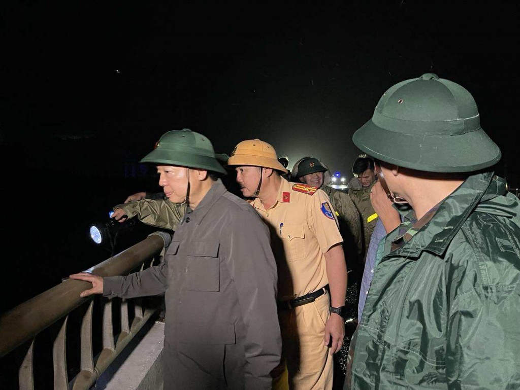 Tại thời điểm tâm bão số 13 vừa đi qua, gió tại Quy Nhơn vẫn duy trì mạnh ở mức cấp 5–6 - Ảnh: VGP/Minh Khôi Tại thời điểm tâm bão số 13 vừa đi qua, gió tại Quy Nhơn vẫn duy trì mạnh ở mức cấp 5–6 - Ảnh: VGP/Minh Khôi