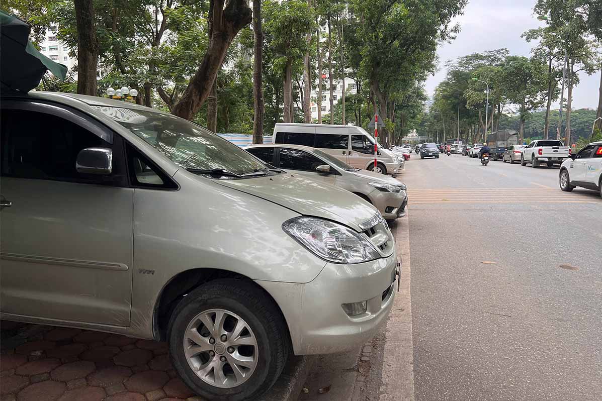 Hà Nội thiếu bãi xe thông minh để đáp ứng nhu cầu của người dân. Ảnh: Tùng Giang