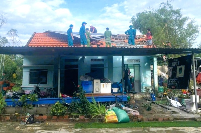 Lực lượng xung kích giúp dân lợp lại mái nhà bị tốc mái, sau bão số 13 tại phường Bàn Thạch, TP. Đà Nẵng. Ảnh: Trường An