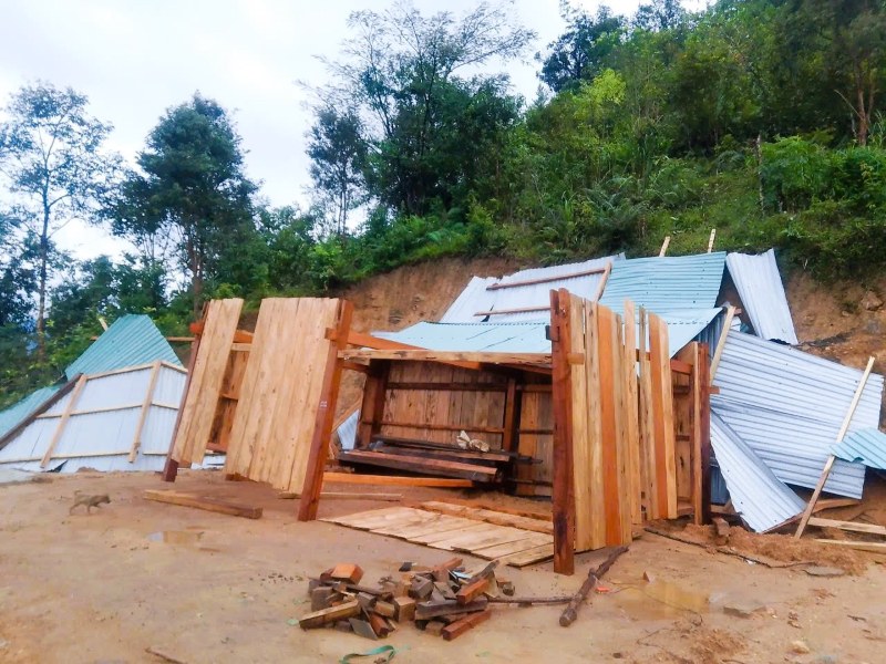 Tại xã miền núi Trà Tập, Đà Nẵng có 17 nhà tốc mái, hư hỏng sau bão 13 Kalmaegi. Ảnh: Trường An