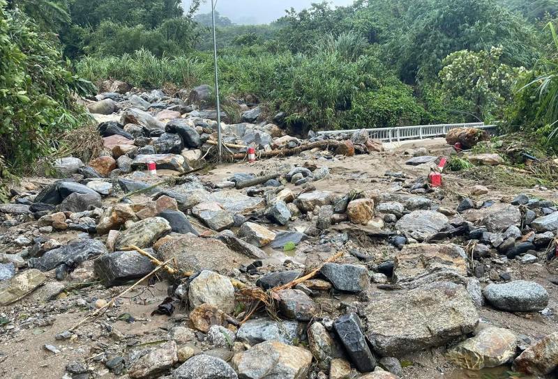 Đường giao thông tại Trà Linh bị hư hỏng nặng. Ảnh: Trường An