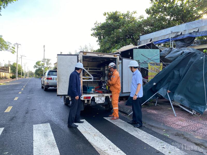 Công ty Điện lực Đắk Lắk huy động người và phương tiện khắc phục các sự cố do ảnh hưởng của bão số 13. Ảnh: Hoàng Nguyên