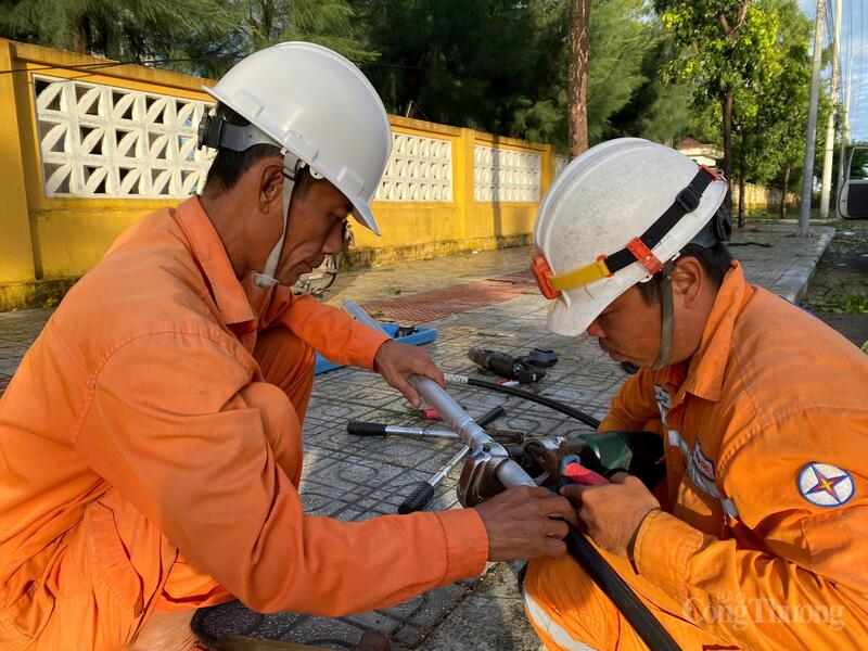 Cán bộ Công ty Điện lực Đắk Lắk triển khai nhiệm vụ tại phía Tây của tỉnh. Ảnh: Hoàng Nguyên