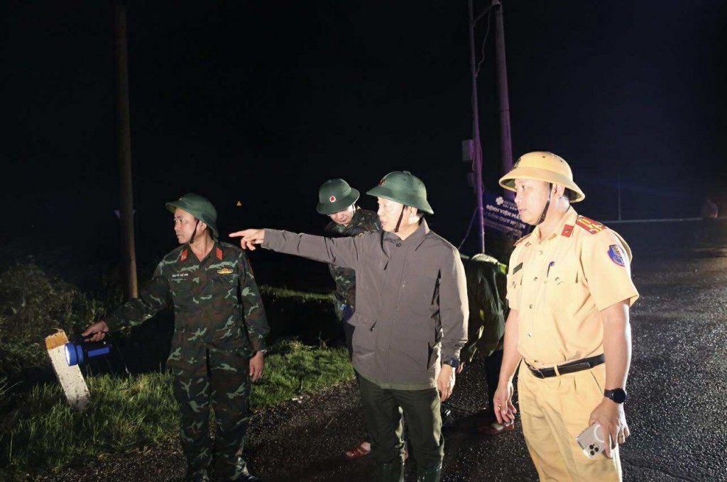 Phó Thủ tướng đề nghị, ngay từ sáng sớm mai, chính quyền địa phương cùng các lực lượng công an, quân đội, dân quân tự vệ tổ chức hỗ trợ người dân dọn dẹp nhà cửa, che chắn tạm thời những công trình bị tốc mái, di dời tài sản ra khỏi khu vực nguy hiểm - Ảnh: VGP/Minh Khôi Phó Thủ tướng đề nghị, ngay từ sáng sớm mai, chính quyền địa phương cùng các lực lượng công an, quân đội, dân quân tự vệ tổ chức hỗ trợ người dân dọn dẹp nhà cửa, che chắn tạm thời những công trình bị tốc mái, di dời tài sản ra khỏi khu vực nguy hiểm - Ảnh: VGP/Minh Khôi