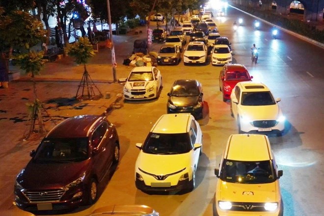 Phương tiện dàn hàng 3, đỗ trên đường Nghiêm Xuân Yêm (phường Định Công, Hà Nội). Ảnh: Anh Trọng