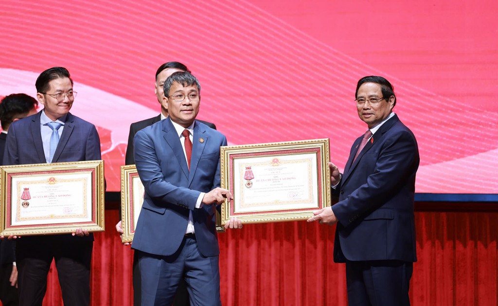 Thủ tướng Phạm Minh Chính trao Huân chương Lao động hạng Ba tặng Thứ trưởng Thường trực Bộ Ngoại giao Nguyễn Minh Vũ - Ảnh: VGP/Nhật Bắc