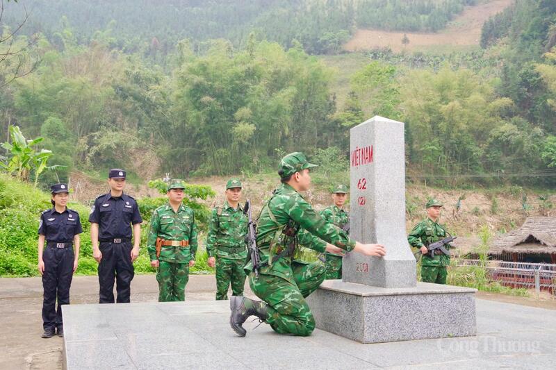 Đội tuần tra số 1 - Bộ đội Biên phòng tỉnh Lai Châu cùng sỹ quan liên lạc phía bạn tuần tra kiểm tra tại khu vực mốc 62.
