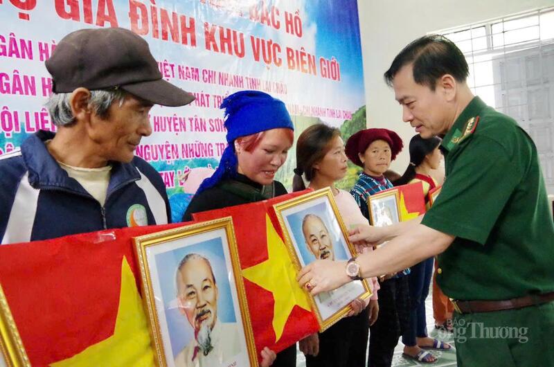 Đại tá Nguyễn Văn Hưng, Chính ủy Ban Chỉ huy Bộ đội Biên phòng tỉnh Lai Châu trao tặng cờ Tổ quốc, ảnh Bác Hồ cho bà con vùng biên.
