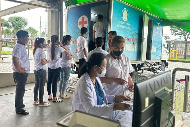 Một công ty tổ chức khám, phỏng vấn sàng lọc bệnh lao cho 2.200 công nhân
