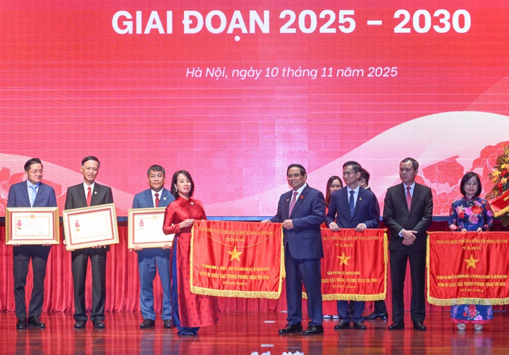 Các đơn vị nhận Cờ Thi đua Chính phủ - Ảnh: VGP/Nhật Bắc