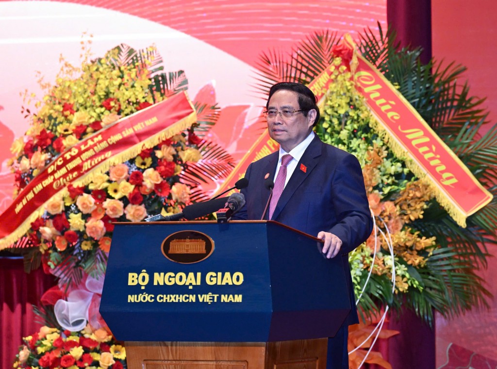 Thủ tướng tin tưởng và mong muốn rằng, với truyền thống vẻ vang 80 năm qua, ngành Ngoại giao sẽ tiếp tục phát huy vai trò tiên phong, đoàn kết, sáng tạo, lập nhiều thành tích to lớn hơn nữa - Ảnh: VGP/Nhật Bắc