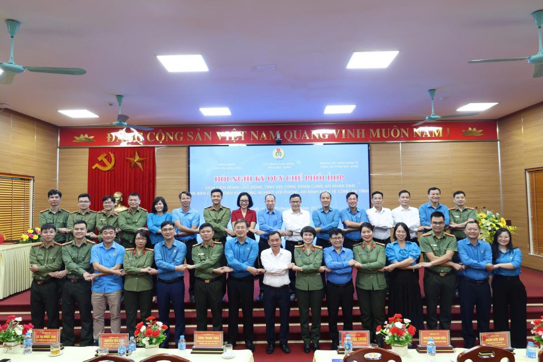 Các đại biểu chụp ảnh lưu niệm. Ảnh: Quyết Chiến