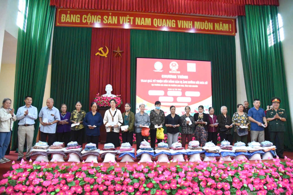 Tiếp thêm động lực để người dân vùng lũ ổn định cuộc sống