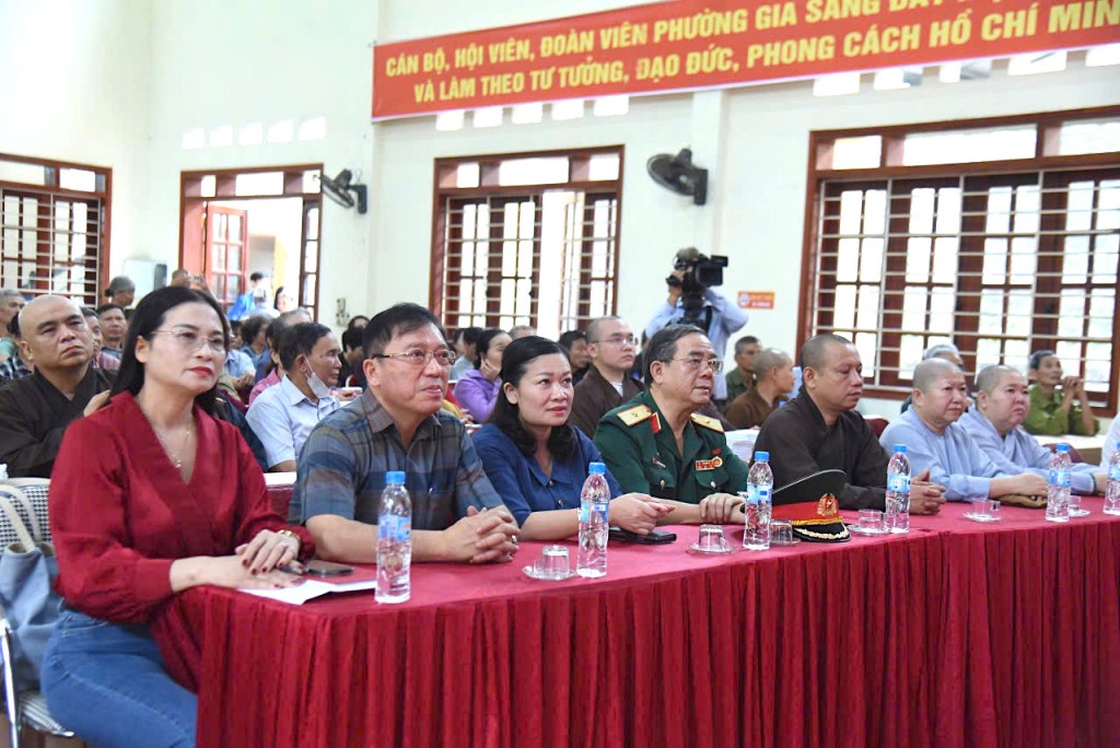 Tiếp thêm động lực để người dân vùng lũ ổn định cuộc sống