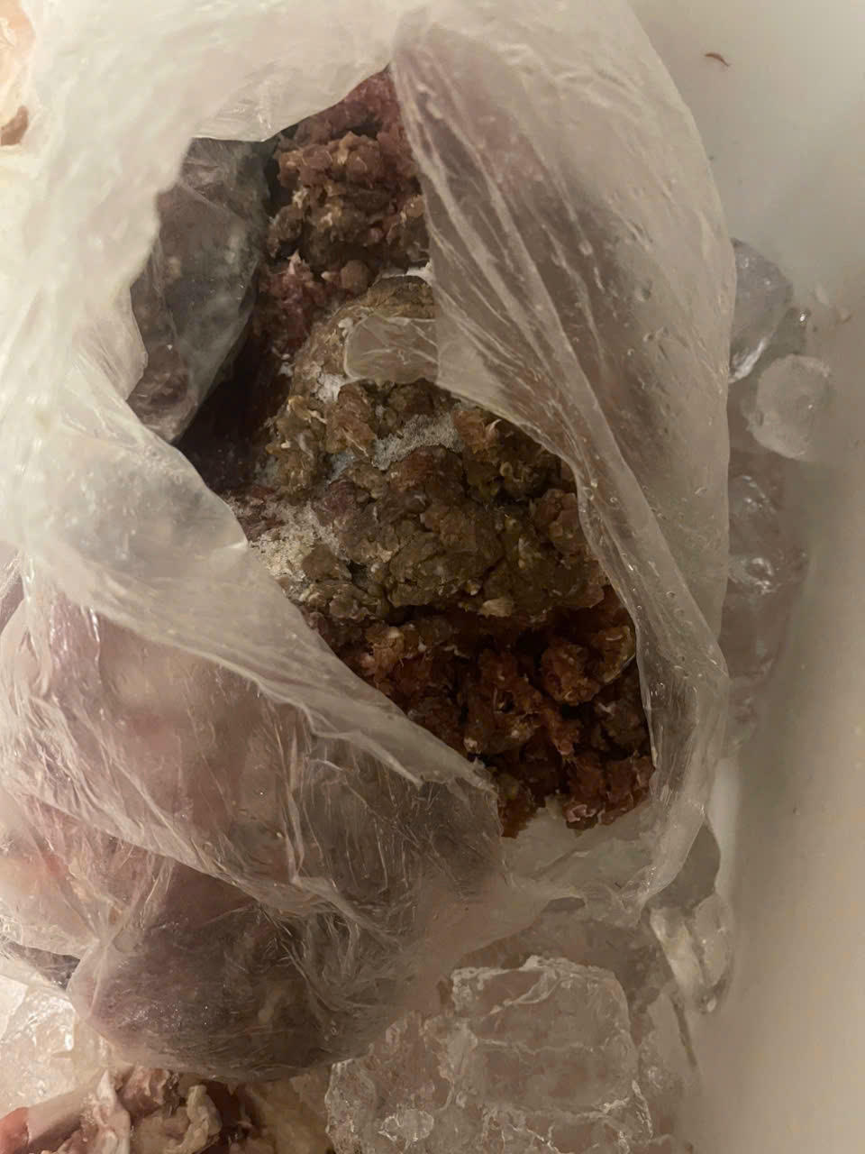 Hình ảnh túi thịt bò đông lạnh được lan truyền trên mạng xã hội chụp từ khu trưc thực phẩm của Công ty Hoa Việt.