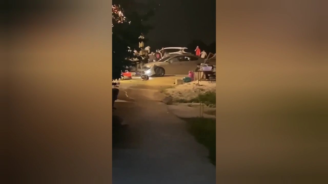 Tài xế ô tô liên tục tiến - lùi giữa vòng vây của hàng chục người (Ảnh cắt từ clip)