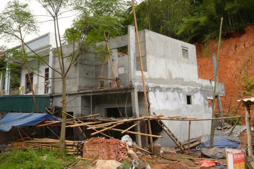 Một số ngôi nhà tiềm ẩn nguy cơ bị vùi lấp nếu tình trạng sạt lở tiếp diễn. Ảnh: Đặng Vũ.