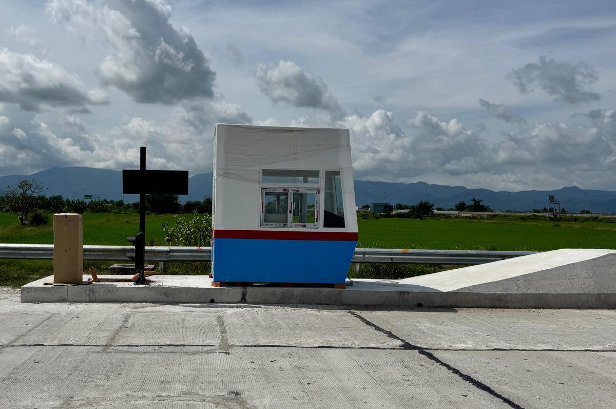 Buồng thu phí tại lối ra Quốc lộ 28B của cao tốc Vĩnh Hảo - Phan Thiết. Ảnh: Duy Tuấn