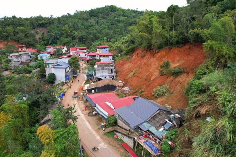 Sạt lở nghiêm trọng đe dọa tính mạng nhiều hộ dân. Ảnh: Tuấn Sơn.