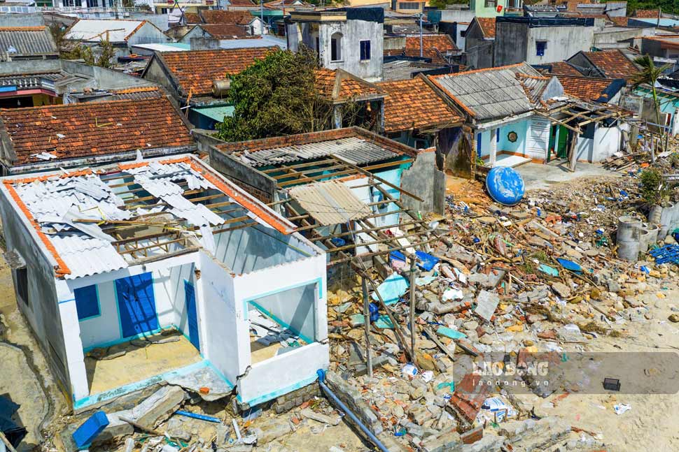 Hàng loạt ngôi nhà tại làng biển Xuân Thạnh chỉ còn lại đống đổ nát sau bão. Ảnh: Tín Phan