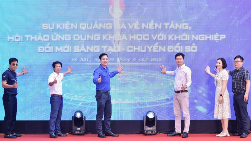 Phó Bí thư Thành đoàn Hà Nội Trần Quang Hưng (thứ 3 từ trái sang) cùng các vị đại biểu thực hiện nghi thức khai mạc Sự kiện quảng bá nền tảng - Hội thảo ứng dụng khoa học với khởi nghiệp đổi mới sáng tạo, chuyển đổi số năm 2025
