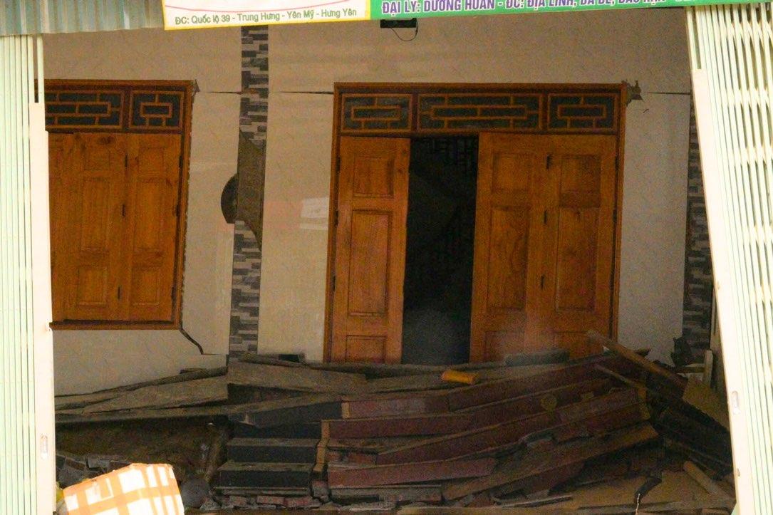 Một số nhà bị hư hỏng khiến người dân phải di dời khẩn cấp nhằm đảm bảo an toàn. Ảnh: Tuấn Sơn.