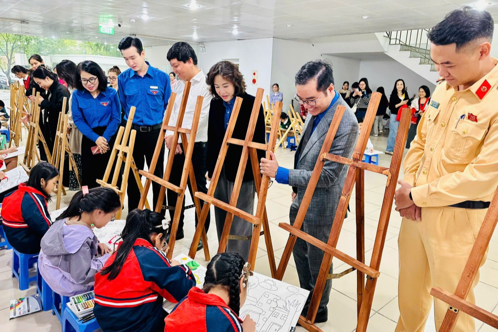 Phó Bí thư Thành đoàn, Chủ tịch Hội đồng Đội thành phố Hà Nội Đào Đức Việt cùng các đại biểu động viên thiếu nhi tham gia cuộc thi vẽ tranh về an toàn giao thông