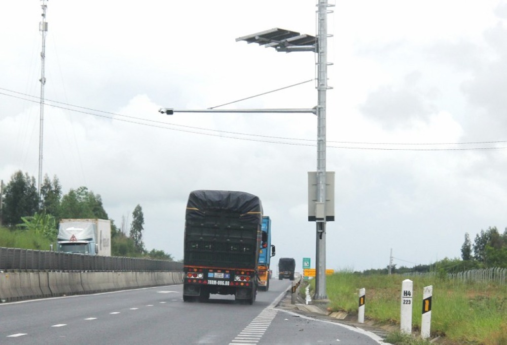 Một trụ camera giám sát giao thông trên cao tốc Vĩnh Hảo - Phan Thiết. Ảnh: Phạm Duy
