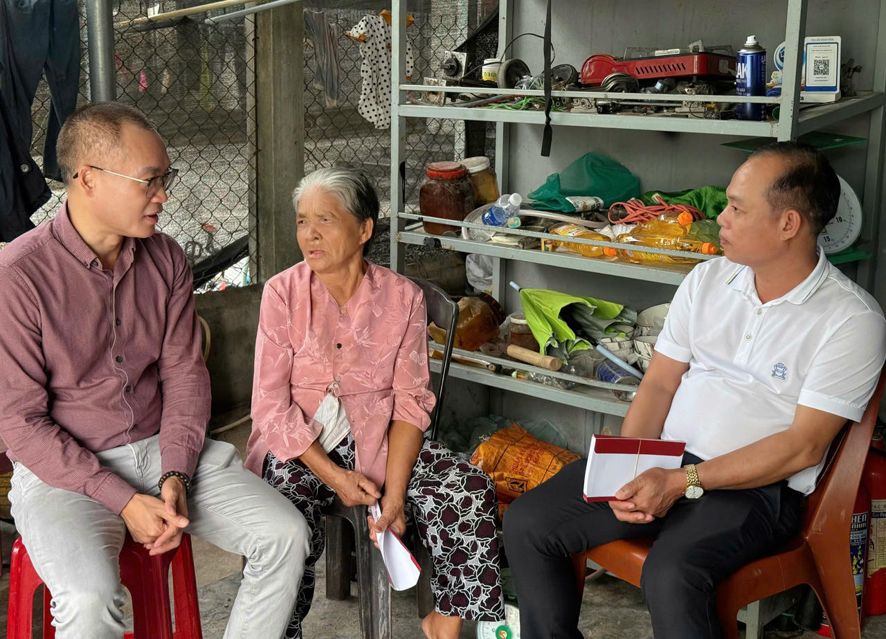 Tặng quà cho bà Võ Thị Niên