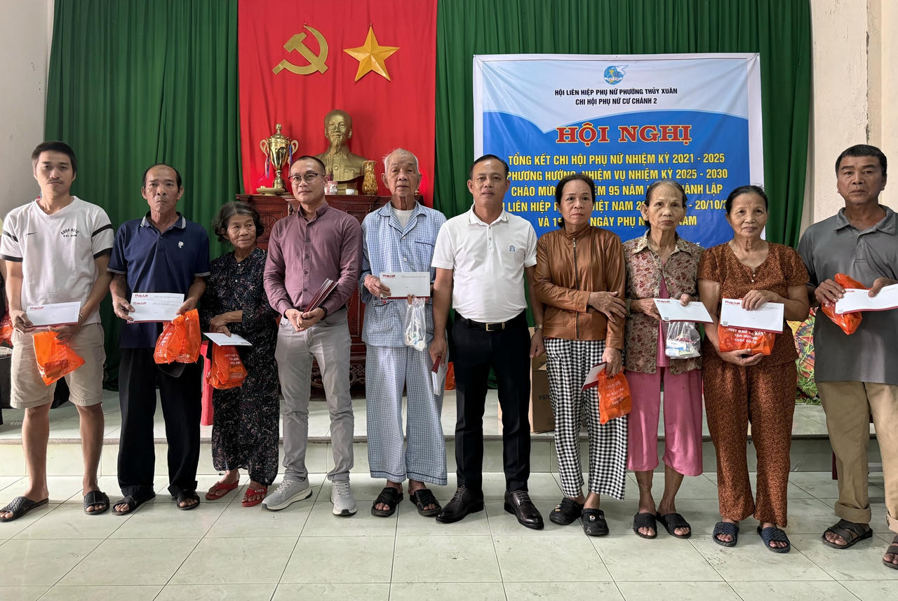 Mỗi điểm đến của đoàn đều đọng lại nhiều cảm xúc. Không ồn ào, không hình thức, những lời động viên chân thành trở thành thứ ngôn ngữ của sẻ chia