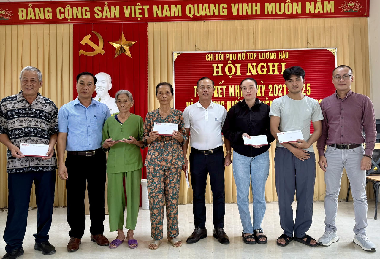 Trao quà tại phường Hương Thủy