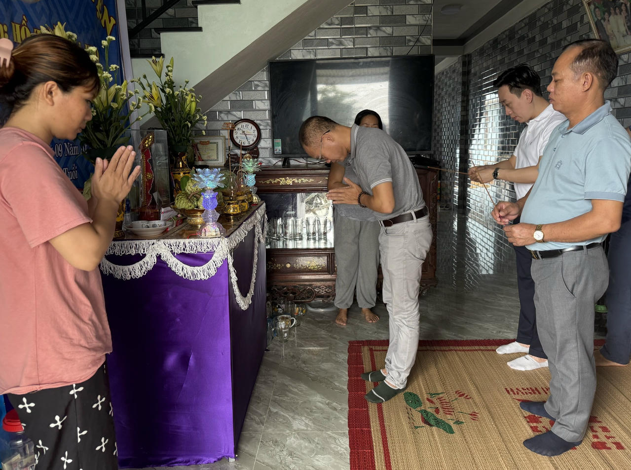 Trong dịp này, đoàn đã đến viếng tại 2 gia đình có người thân thiệt mạng do lũ dữ ở phường Thuận An