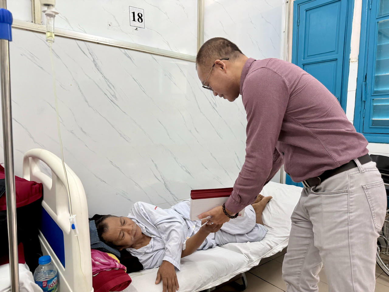 Phó Tổng Biên tập Trần Ngọc Hà tặng quà, động viên bệnh nhân chạy thận ở BV Trung ương Huế