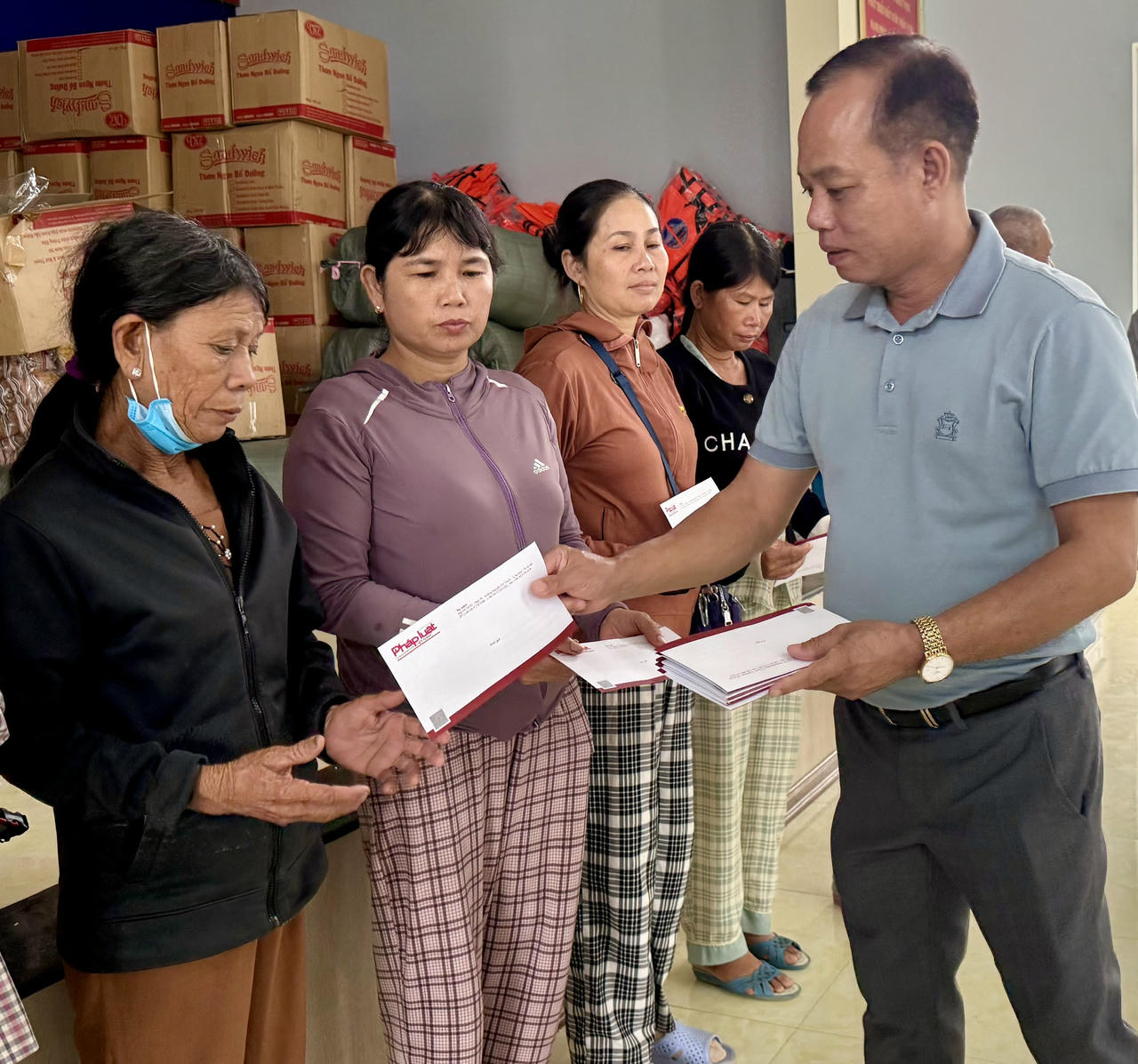 Nhà báo Nguyễn Quang Tám tặng quà cho bà con vùng lũ Hóa Châu