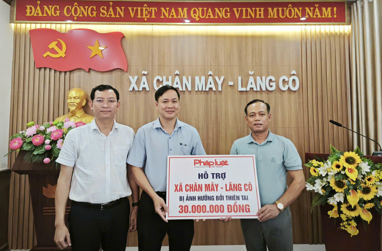 Báo PLVN hỗ trợ 30 triệu đồng cho UBMT xã Chân Mây - Lăng Cô bị ảnh hưởng do lũ lụt