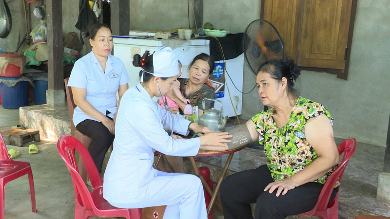 Nhân viên y tế thôn bản thuộc Trung tâm Y tế Ba Bể đến từng hộ gia đình theo dõi sức khỏe định kỳ cho người dân vùng sâu, vùng xa