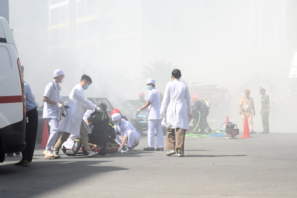 Khói giả định lan dày đặc từ tầng hầm lên các tầng trên của khối nhà GH1–GH6. Ảnh: Linh Trần