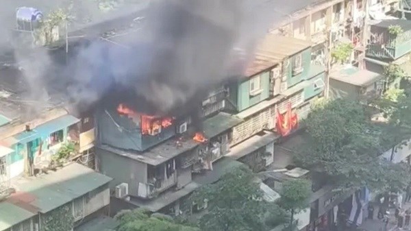 Dập tắt nhanh đám cháy căn hộ tại khu tập thể trên phố Phạm Ngọc Thạch, Hà Nội