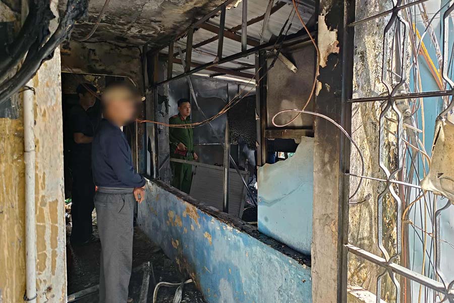 Căn hộ bị cháy nằm trên tầng 5 khu tập thể. Ảnh: Hà Thanh