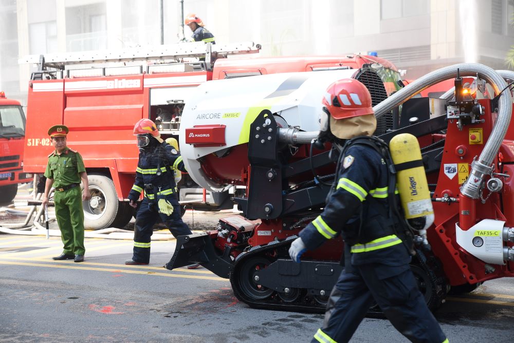 Xe chữa cháy, xe thang và các phương tiện chuyên dụng được huy động tối đa.