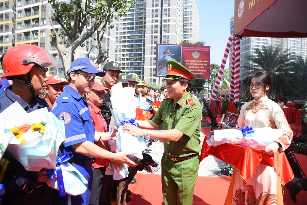 Thiếu tướng Nguyễn Thanh Hưởng, Phó Giám đốc CATP tặng hoa các lực lượng tham gia diễn tập