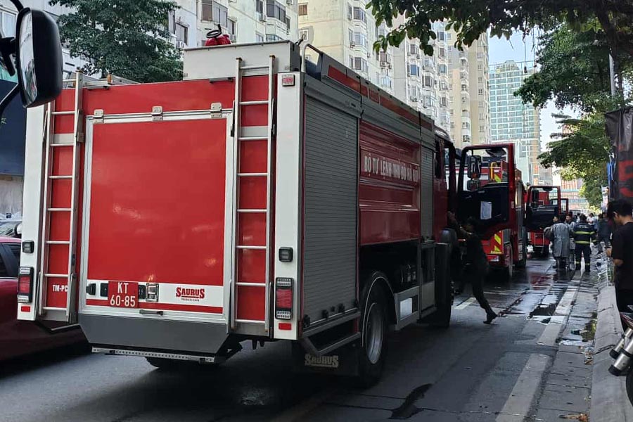 Lực lượng chức năng nhanh chóng có mặt xử lý vụ cháy. Ảnh: Hà Thanh