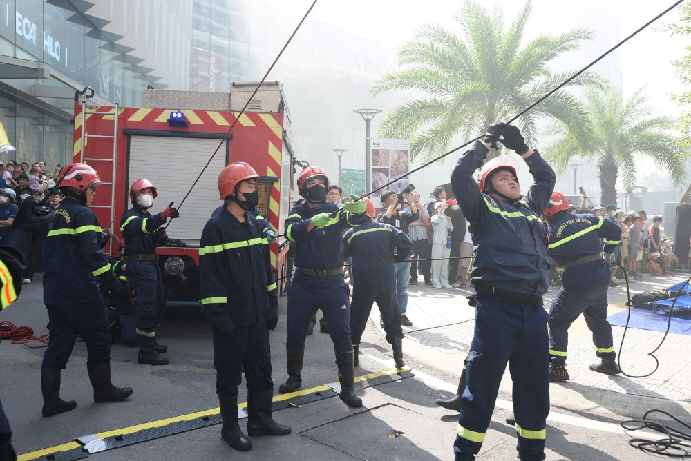 Cảnh sát PCCC&CNCH triển khai phương tiện giải cứu và dập lửa. Ảnh: Linh Trần