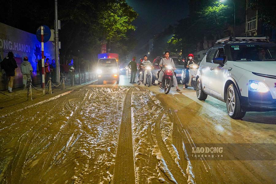 Lực lượng chức năng nhanh chóng có mặt phân luồng giao thông. Ảnh: N.Đức