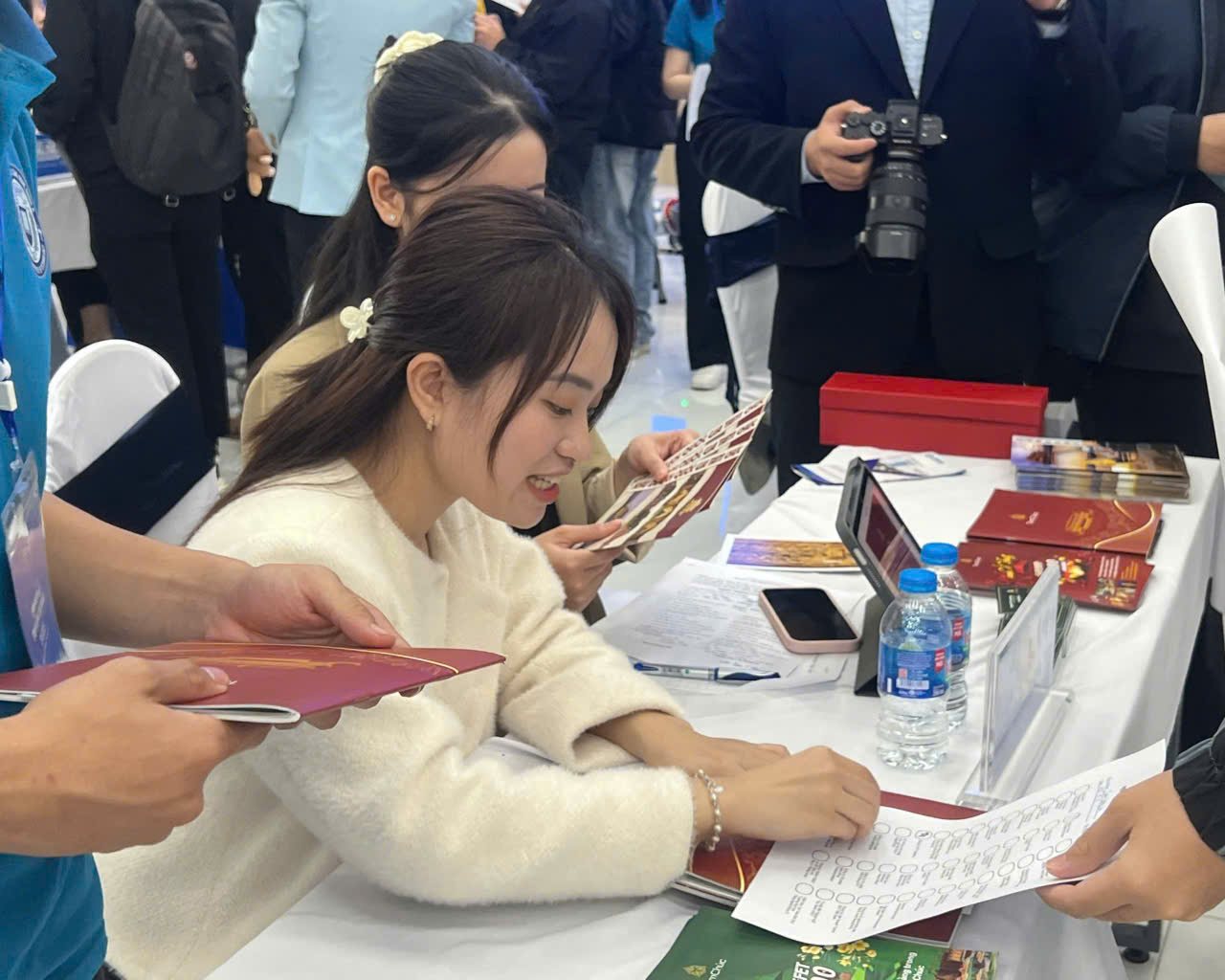 Nhiều lao động trẻ chọn làm thêm dịp Tết để có thu nhập đỡ đần gia đình. Ảnh: Quỳnh Chi